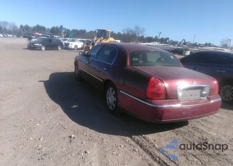 2011 Lincoln Town Car Executive L z USA, uszkodzony, nr VIN 2LNBL8EV6BX757150